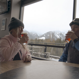 two people having drinks after skiing 